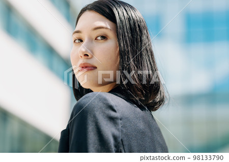 Outdoor portrait of career woman 98133790