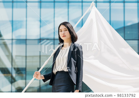 拿著國旗的職業女性 98133792