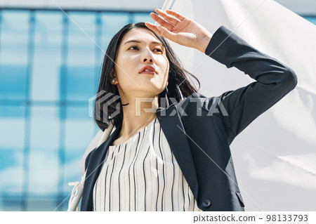 拿著國旗的職業女性 98133793