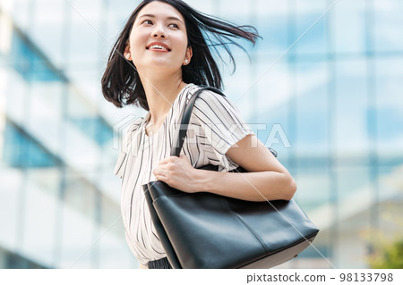 Outdoor portrait of career woman 98133798