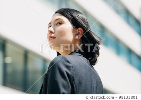 Outdoor portrait of career woman Outdoor portrait of career woman 98133801