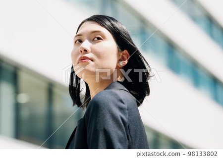 職業女性的戶外肖像 98133802