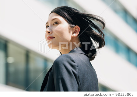 Outdoor portrait of career woman 98133803