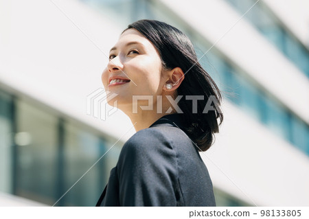Outdoor portrait of career woman 98133805