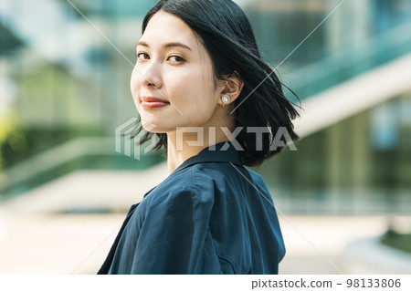 Portrait of a young career woman 98133806