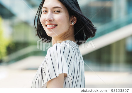 Young lady's portrait 98133807