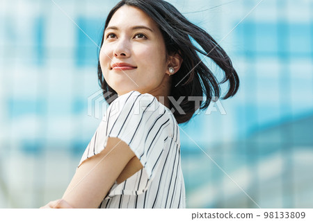 A young woman looking up 98133809