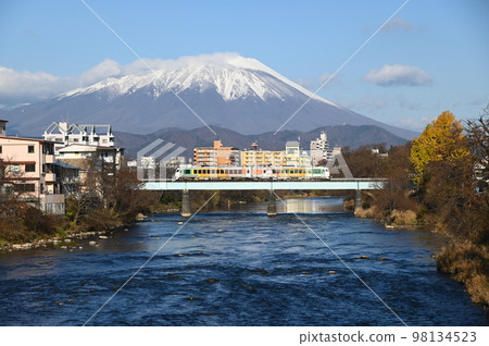 從城下町盛岡看到的岩手山和鐵橋 從城下町盛岡看到的岩手山和鐵橋 98134523