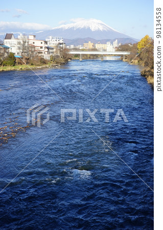 Mount Iwate and the iron bridge seen from the castle town of Morioka 98134558