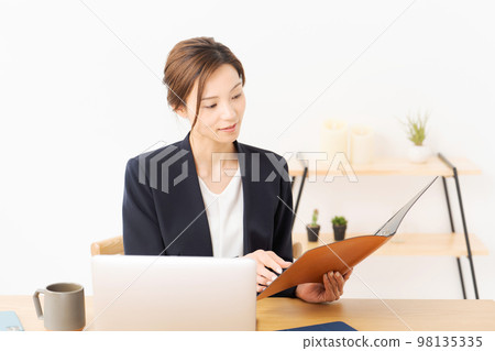 woman working in a suit 98135335