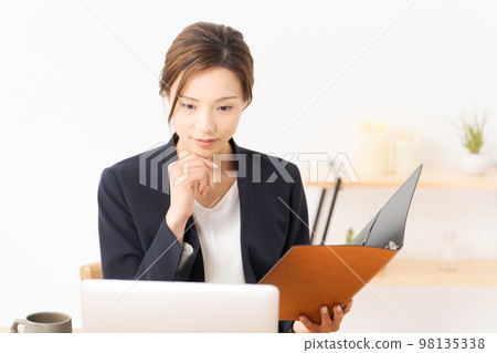 穿西裝工作的女人 98135338