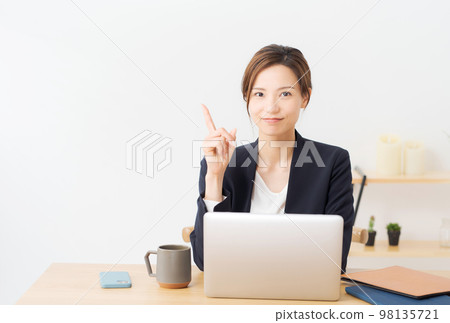 穿西裝工作的女人 穿西裝工作的女人 98135721