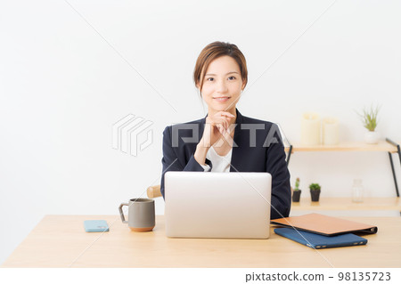 穿西裝工作的女人 98135723