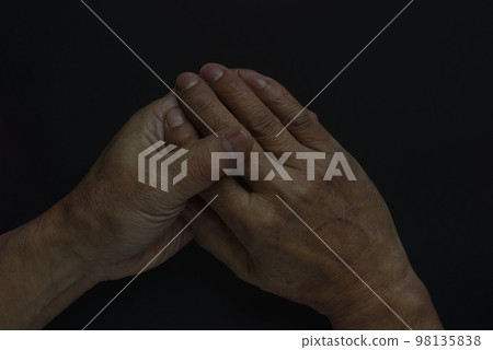 Hand of the old man 98135838