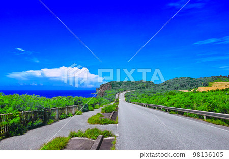 沖繩縣宮古島，盛夏晴朗的天氣。宮古島南海岸道路的風景與夏季雲。 98136105