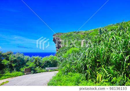 沖繩縣宮古島,盛夏晴朗的天氣。宮古島南海岸公路和Muygar懸崖的景色。 沖繩縣宮古島,盛夏晴朗的天氣。宮古島南海岸公路和Muygar懸崖的景色。 98136133