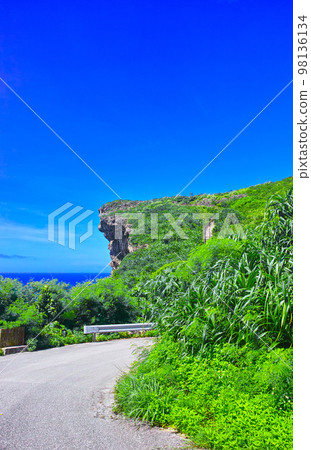 沖繩縣宮古島，盛夏晴朗的天氣。宮古島南海岸公路和Muygar懸崖的景色。 98136134