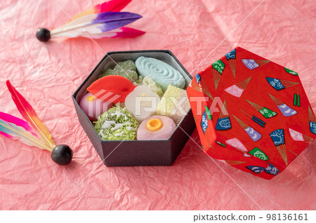 Higashi sweets in a hexagonal box Japanese confectionery feathered battledore cute 98136161
