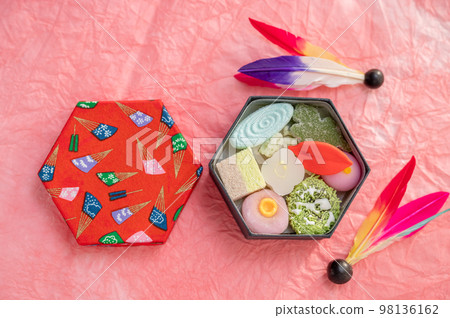 Higashi sweets in a hexagonal box Japanese confectionery feathered battledore cute 98136162