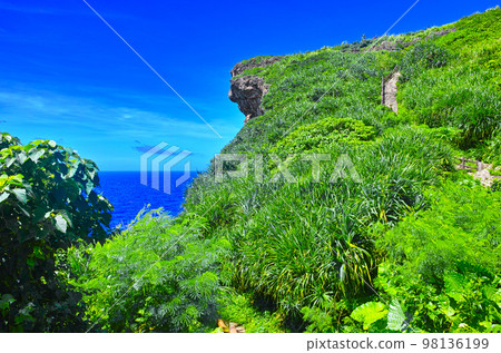 沖繩縣宮古島,盛夏晴朗的天氣。宮古島Muygar懸崖的風景。 沖繩縣宮古島,盛夏晴朗的天氣。宮古島Muygar懸崖的風景。 98136199
