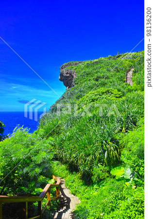 沖繩縣宮古島,盛夏晴朗的天氣。宮古島Muygar懸崖的風景。 沖繩縣宮古島,盛夏晴朗的天氣。宮古島Muygar懸崖的風景。 98136200