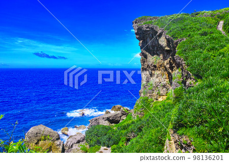 沖繩縣宮古島,盛夏晴朗的天氣。宮古島Muygar懸崖的風景。 沖繩縣宮古島,盛夏晴朗的天氣。宮古島Muygar懸崖的風景。 98136201