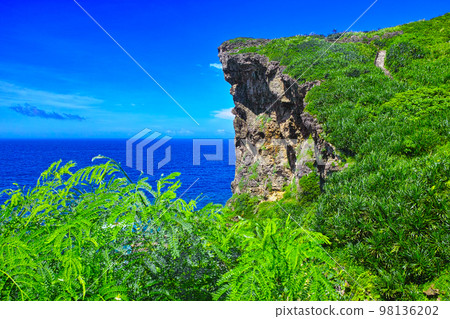 沖繩縣宮古島,盛夏晴朗的天氣。宮古島Muygar懸崖的風景。 沖繩縣宮古島,盛夏晴朗的天氣。宮古島Muygar懸崖的風景。 98136202