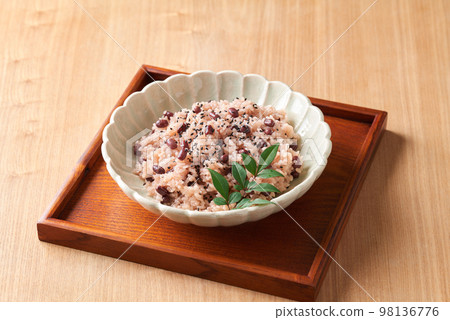 紅米飯放在盤子裡 紅米飯放在盤子裡 98136776
