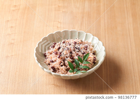 紅米飯放在盤子裡 紅米飯放在盤子裡 98136777
