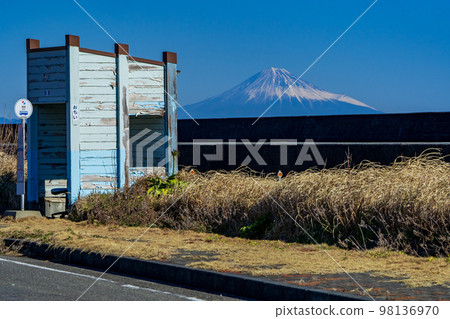 Retro bus stop and Mount Fuji 98136970