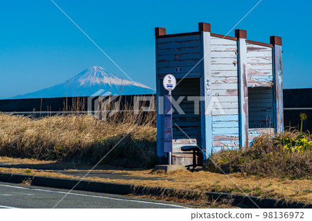 昭和復古舊巴士站和富士山 昭和復古舊巴士站和富士山 98136972
