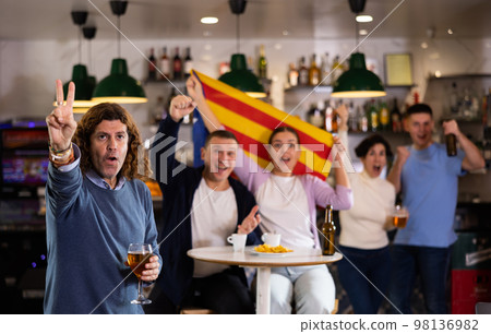 Fans celebrate the victory of the Catalan team in beer bar 98136982