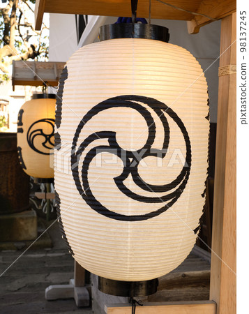 Lantern with Tomoe drawn on it Lantern with Tomoe drawn on it 98137245