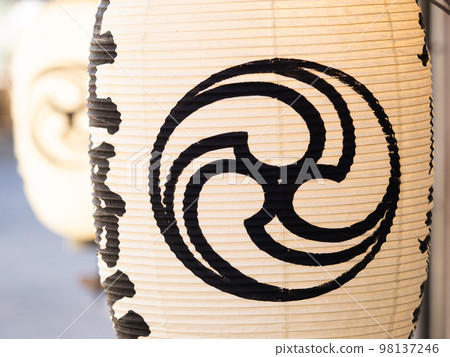 Lantern with Tomoe drawn on it Lantern with Tomoe drawn on it 98137246