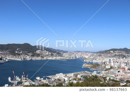 從長崎市中心的山上眺望清澈的長崎港 98137663