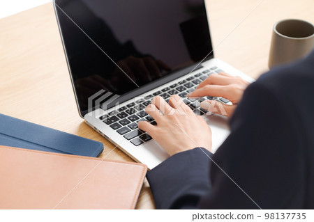 Women working in the office 98137735