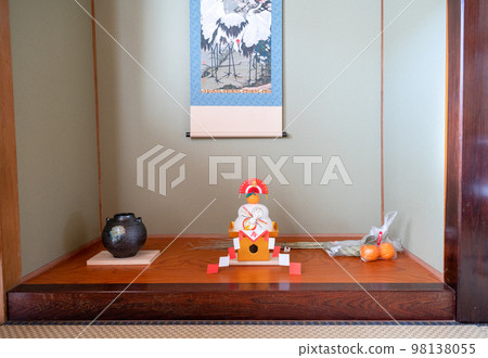 壁龕裝飾的加賀年糕掛軸新年 98138055