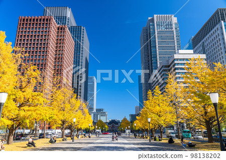 《東京》秋天的東京丸之內・彩色銀杏銀杏街 98138202