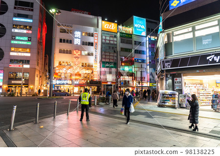 “東京”赤羽站前,市中心的夜景 “東京”赤羽站前,市中心的夜景 98138225