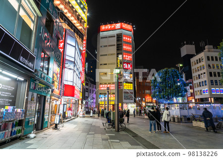“東京”赤羽站前,市中心的夜景 “東京”赤羽站前,市中心的夜景 98138226