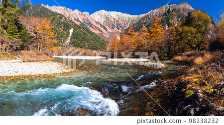 《長野縣》秋天的高地,紅葉的高峰 《長野縣》秋天的高地,紅葉的高峰 98138232