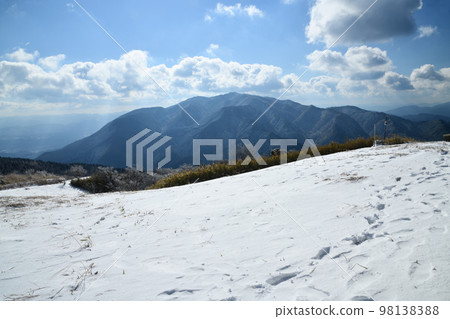 金剛山雪景（從葛城大和山眺望金剛山）[奈良縣御所市] 98138388