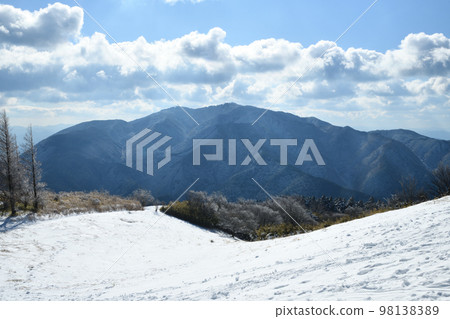 金剛山雪景（從葛城大和山眺望金剛山）[奈良縣御所市] 98138389