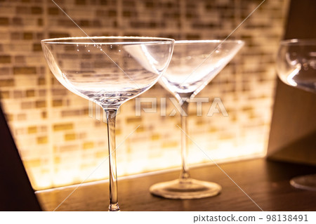 照明雞尾酒杯的圖像 餐廳的圖像 照明雞尾酒杯的圖像 餐廳的圖像 98138491