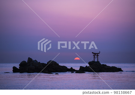 New Year's sunrise over Nata Beach in Kitsuki City, Oita Prefecture 98138667