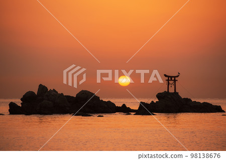大分縣杵築市納塔海灘的新年日出 98138676