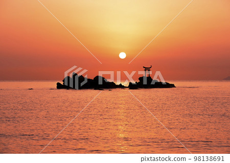 New Year's sunrise over Nata Beach in Kitsuki City, Oita Prefecture New Year's sunrise over Nata Beach in Kitsuki City, Oita Prefecture 98138691