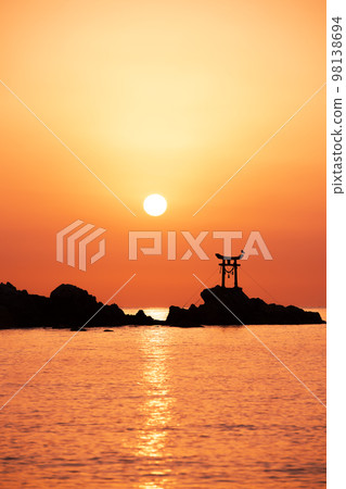 大分縣杵築市納塔海灘的新年日出 98138694