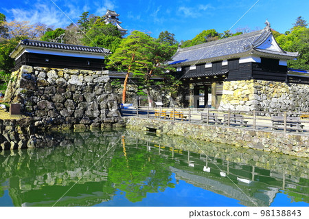 [Kochi Prefecture] Symmetrical Kochi Castle Tower and Otemon Gate 98138843