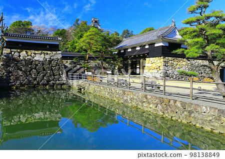 [Kochi Prefecture] Symmetrical Kochi Castle Tower and Otemon Gate 98138849